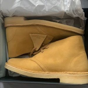 Clarks desert boot in color oak suede